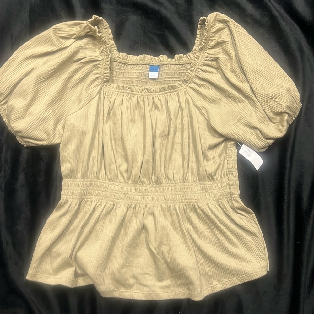 Old Navy Green ruched puff sleeve shirt. Size large. NWT.